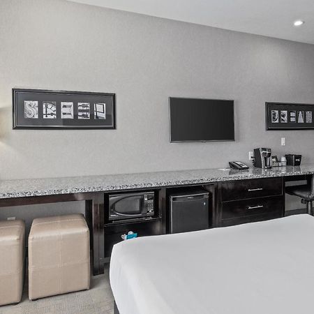 Home Inn & Suites Regina Airport Экстерьер фото