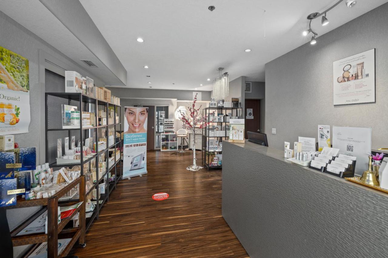 Home Inn & Suites Regina Airport Экстерьер фото
