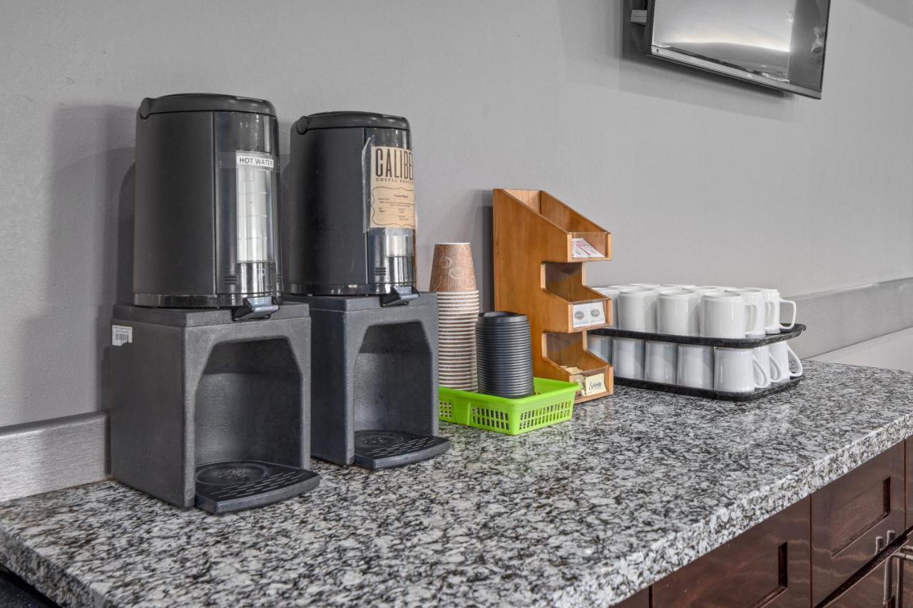 Home Inn & Suites Regina Airport Экстерьер фото