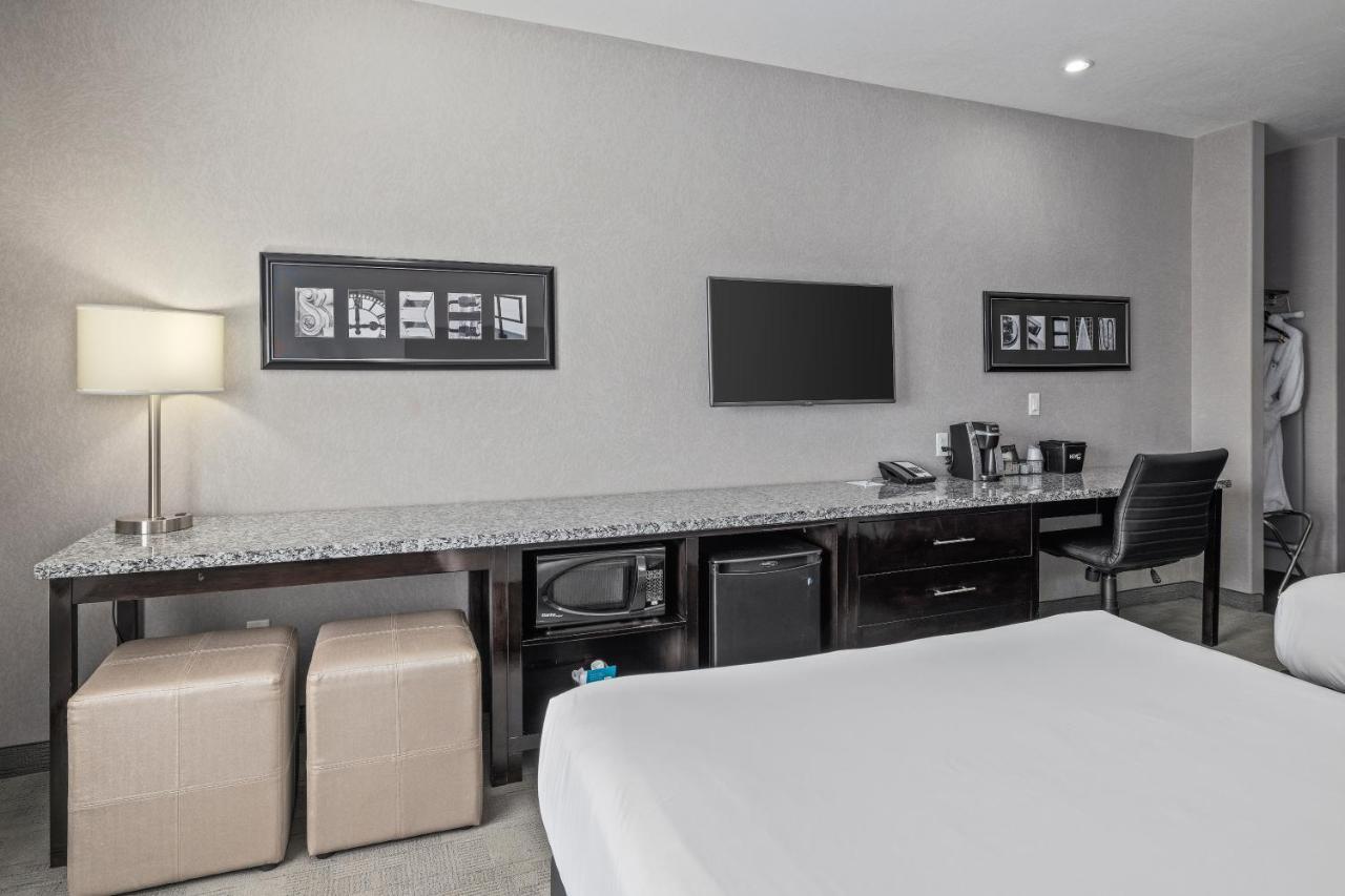 Home Inn & Suites Regina Airport Экстерьер фото
