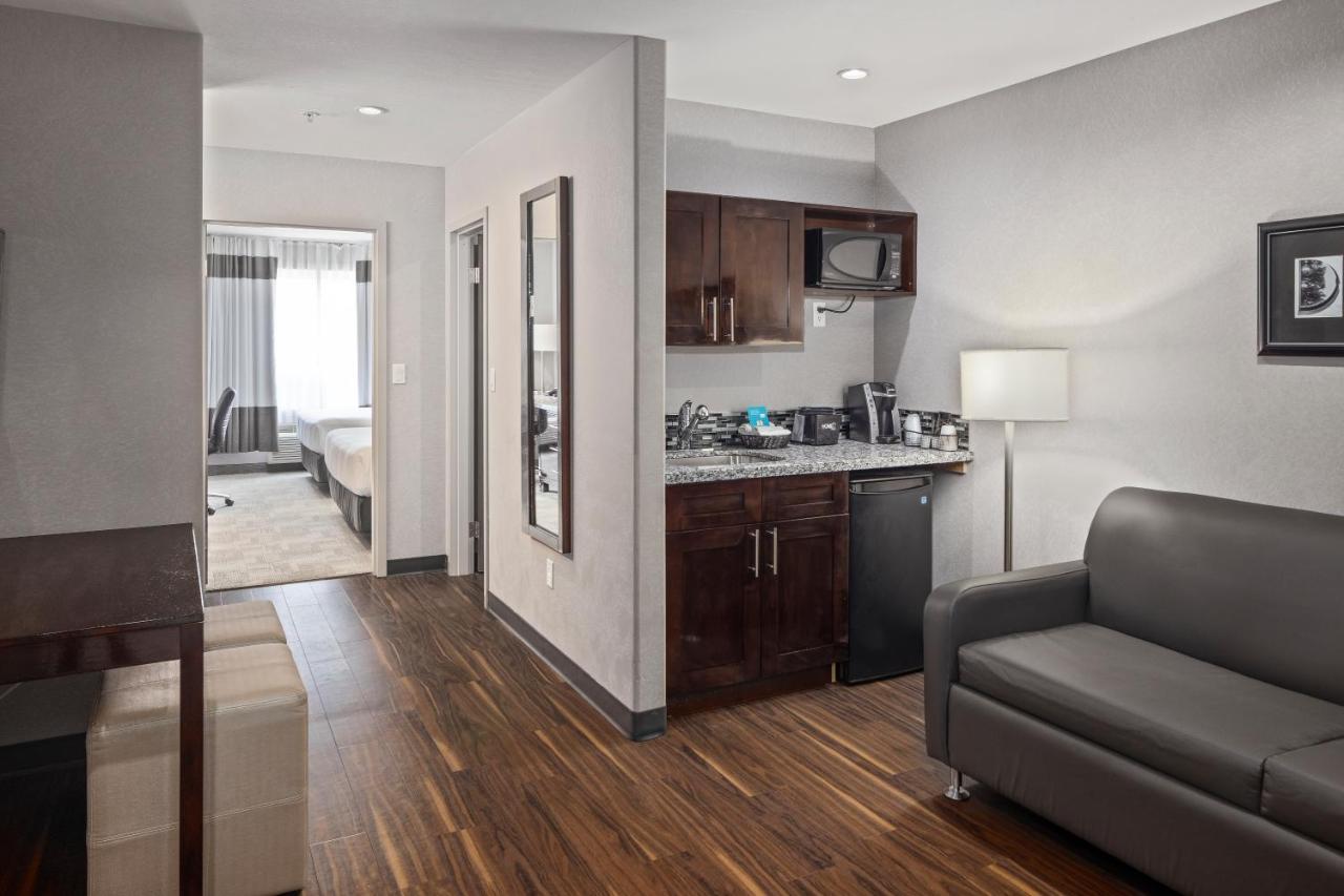 Home Inn & Suites Regina Airport Экстерьер фото