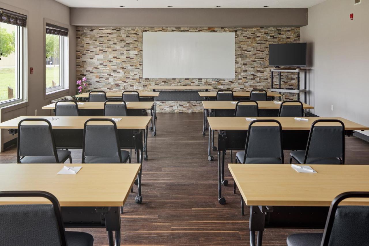 Home Inn & Suites Regina Airport Экстерьер фото