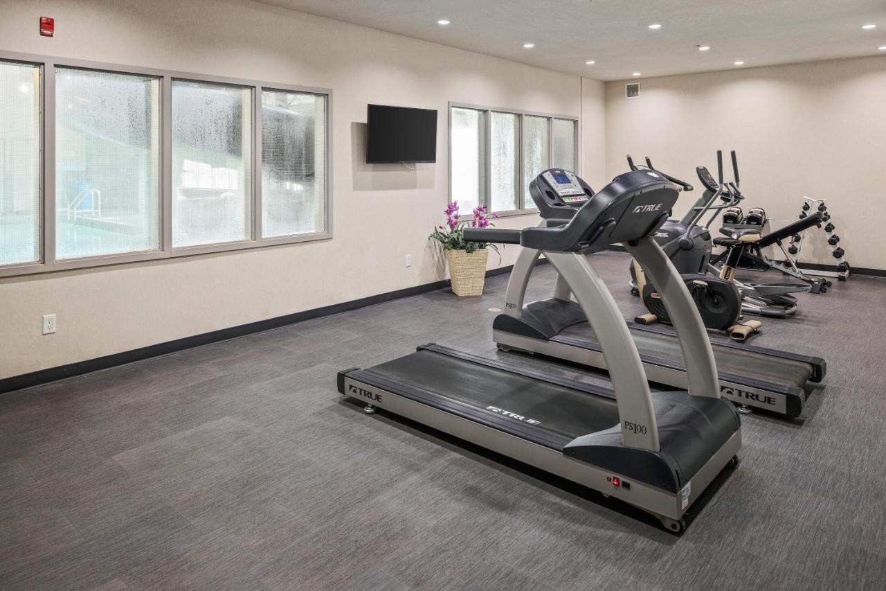 Home Inn & Suites Regina Airport Экстерьер фото