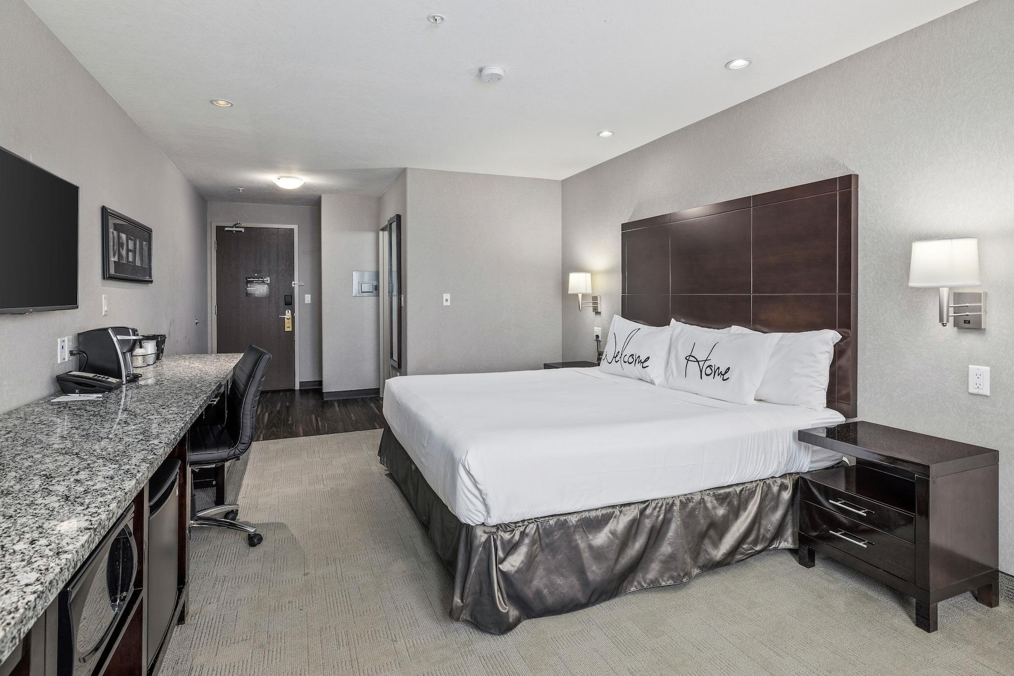 Home Inn & Suites Regina Airport Экстерьер фото