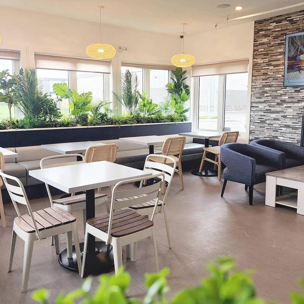 Home Inn & Suites Regina Airport Экстерьер фото
