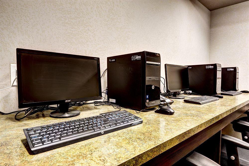 Home Inn & Suites Regina Airport Экстерьер фото