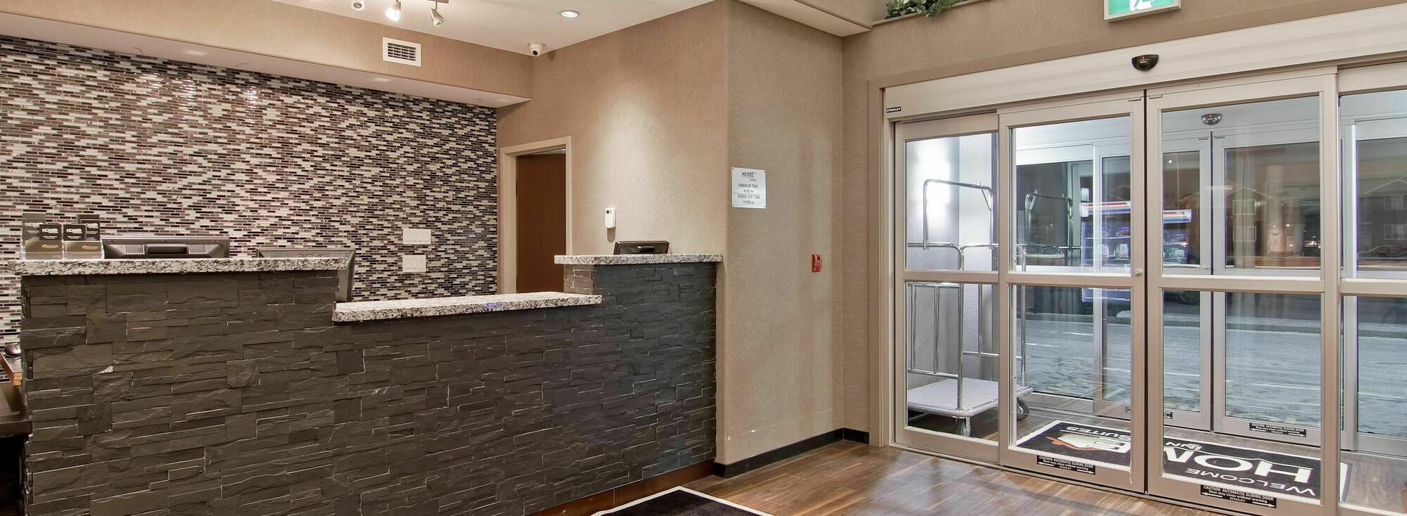 Home Inn & Suites Regina Airport Экстерьер фото