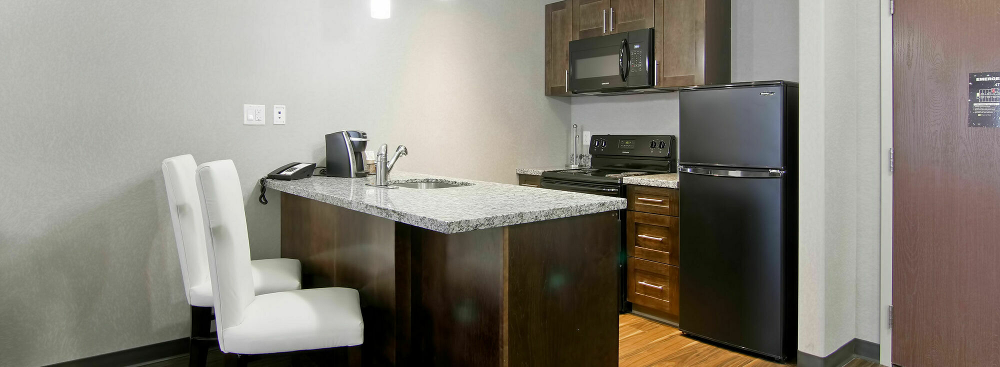 Home Inn & Suites Regina Airport Экстерьер фото